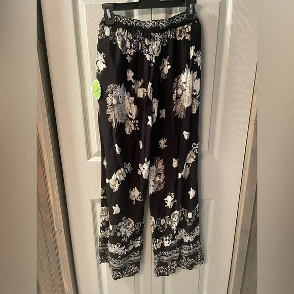 NWT Floral Black and White Women's Pants Size L - Picture 4 of 5